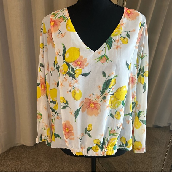 addyson parker Tops - NWT Addyson Parker White Floral Lemon Blouse with Elastic Hem